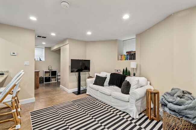 Photo - 77 Foster St