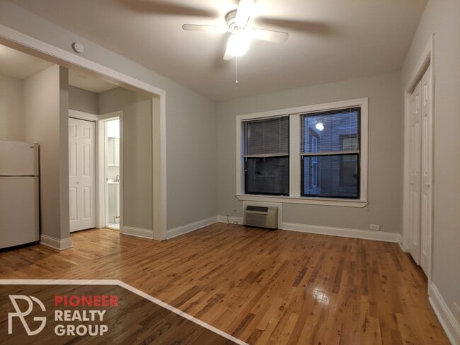 Building Photo - 835 W Wolfram St Rental