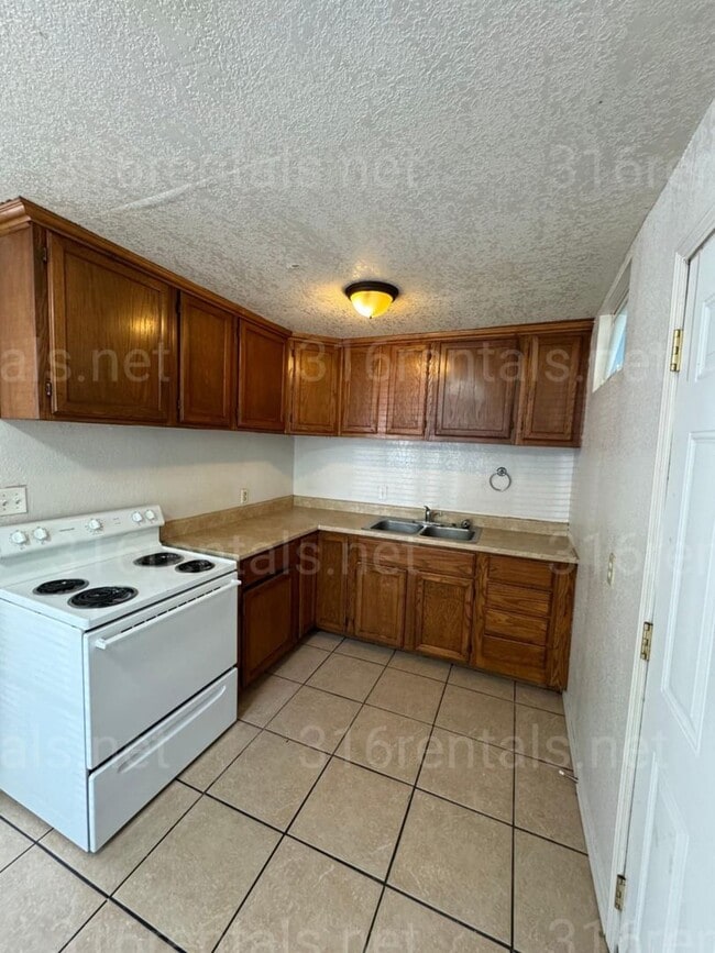 Building Photo - $725- 2 bed 1 bath bi-level apartment with... Unit 1516 N Waco Ave