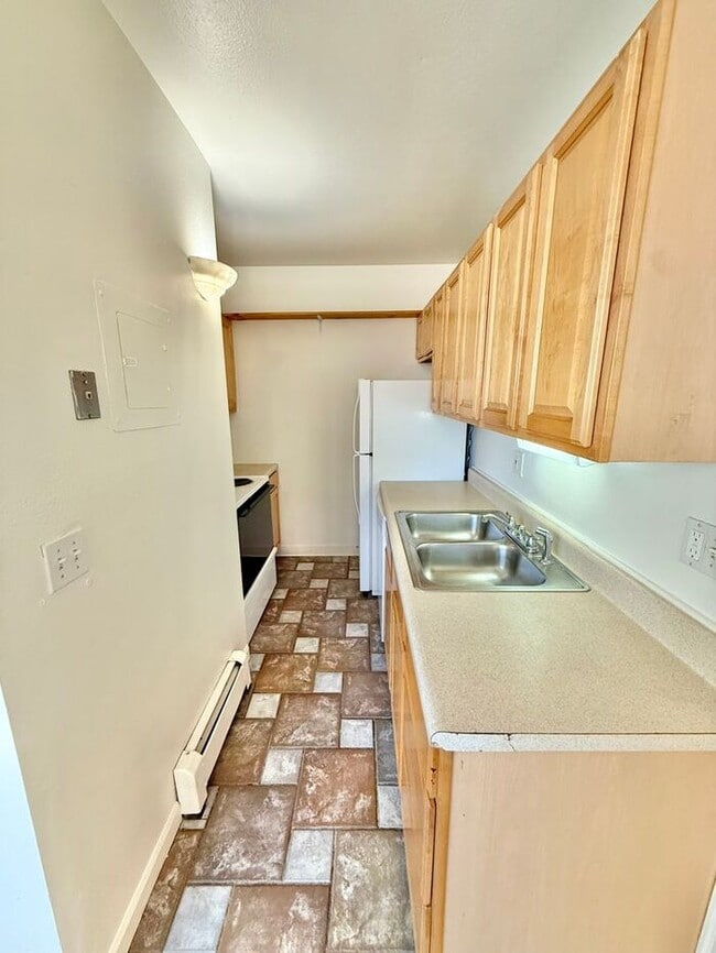 Photo - 6 month lease special $200 monthly discoun...