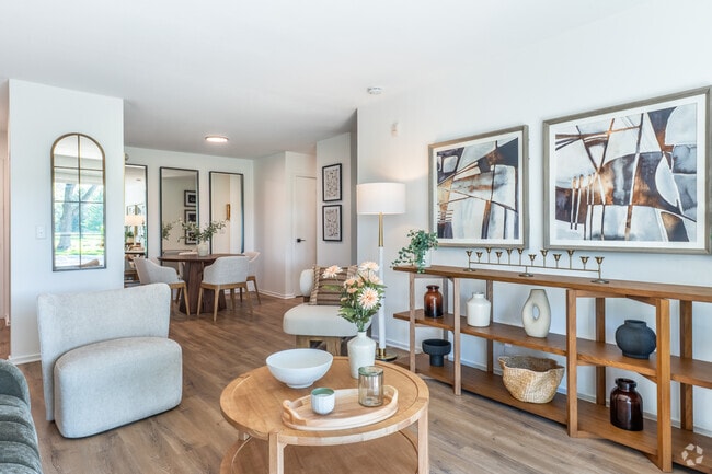 2 habitaciones, 1 baño - 840 pies cuadrados - Sala de estar - ReNew at the Greens