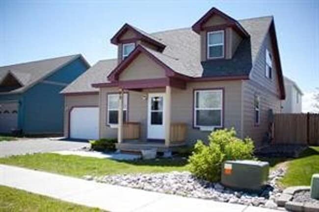 Building Photo - 3 Bedroom 2 Bath home with 2 car garage in Belgrade.
