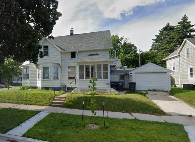 Building Photo - 1032 Broadway Ave Unit Upper in Duplex