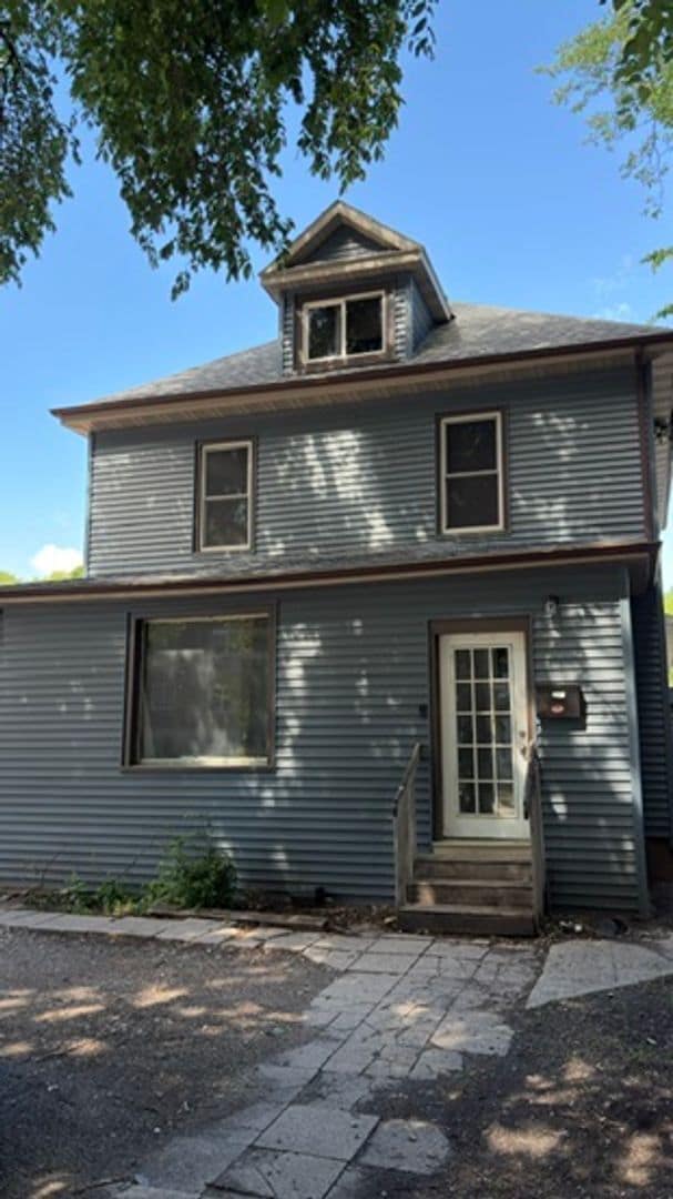 Building Photo - 1114 University Dr N Unit 3