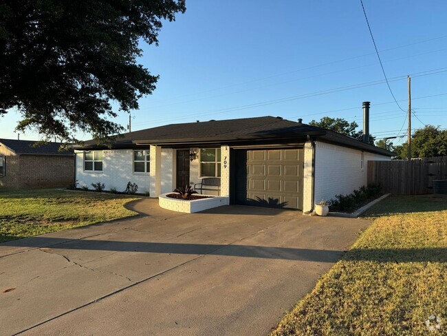 Building Photo - Updated 4-Bedroom Home with Spacious Backy...