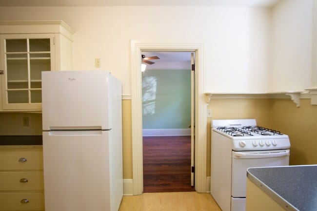 Photo - Fabulous Turn of the Century NW 1-Bed Close to Everything! Unit 103