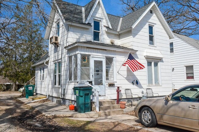 Building Photo - 605 11th St NW Unit #C Lower