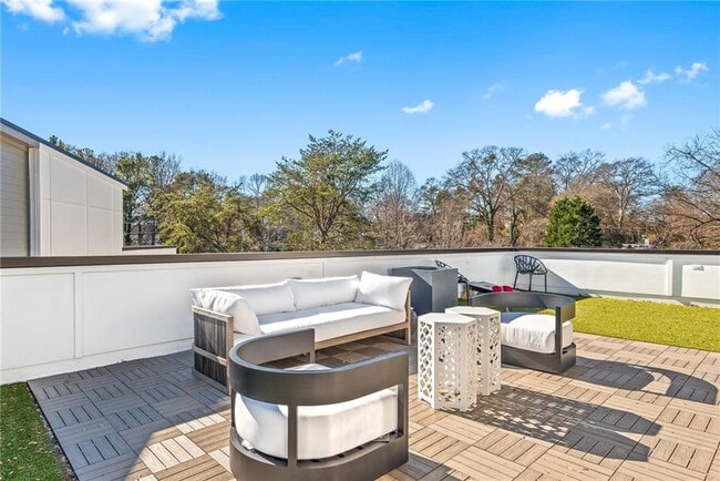 Photo - 2424 Memorial Dr SE