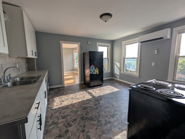 Kitchen - 16 Clinton Ave Unit 2