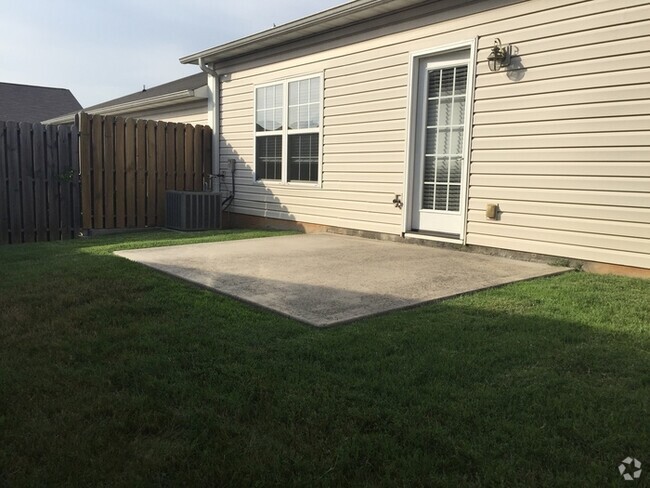 Building Photo - 2 bed, 2 bath, 2 car garage, ranch style t... Rental