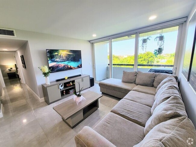 Building Photo - 802 NW 87th Ave Unit 516 Rental