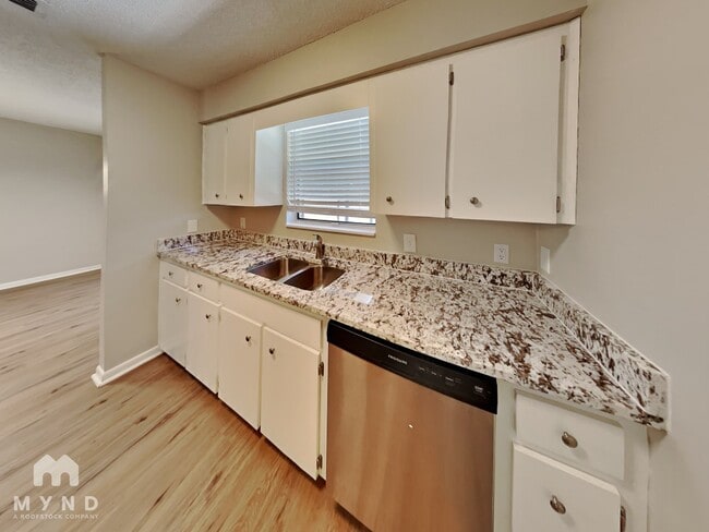 Photo - 132 E Poinsettia St
