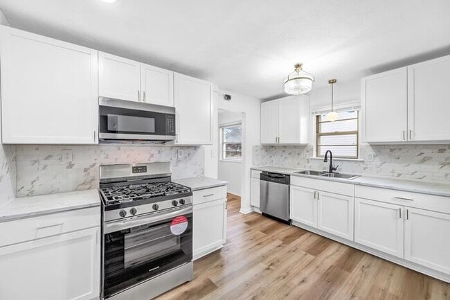 Photo - Stunning 5 Bed, 2 Bath Euclid Ohio!