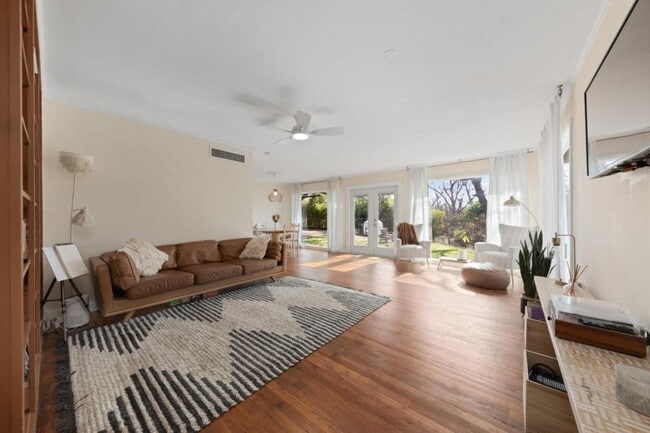 Building Photo - 419 King Cir