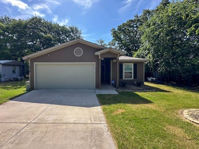 Azle, TX 3 Bedroom / 2 Bath / 2 Car Garage - Azle, TX 3 Bedroom / 2 Bath / 2 Car Garage House