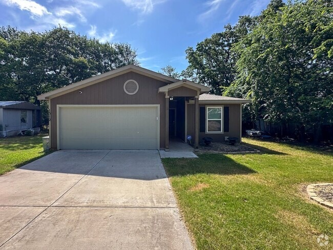 Building Photo - Azle, TX 3 Bedroom / 2 Bath / 2 Car Garage Rental