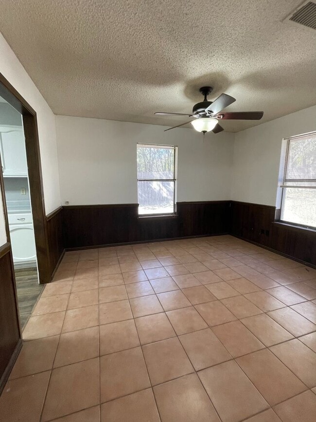 Photo - 3/2 in well established neighborhood