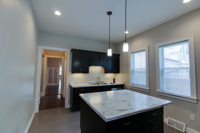 Kitchen - 1937 N Bartlett Ave Unidad Lower