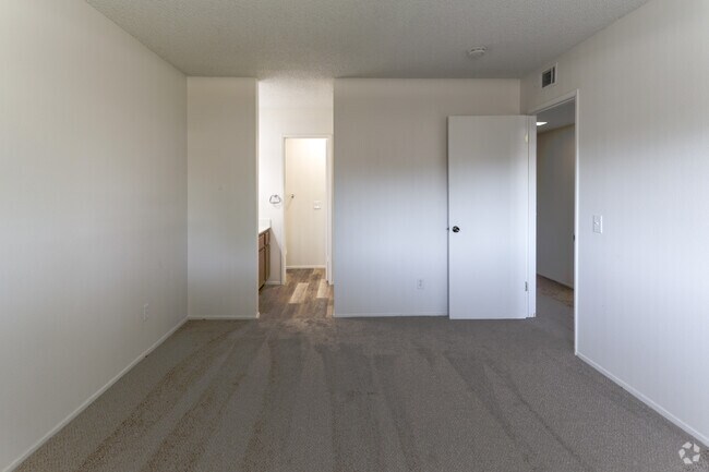 2BR, 2BA - 900 SF