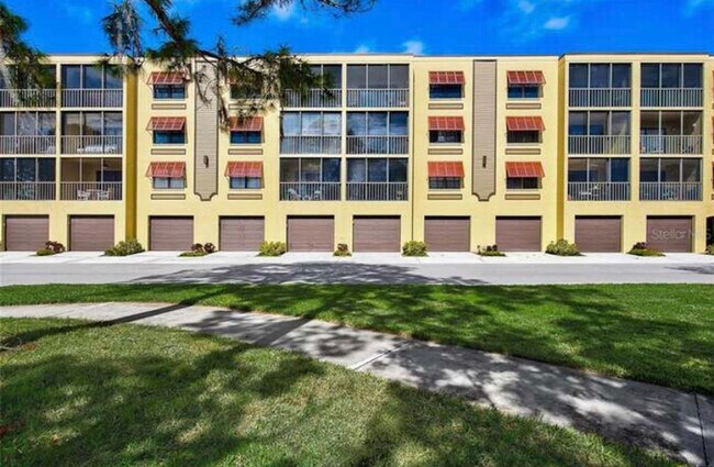 Front of building/garage - 5817 Park St N Unidad 409