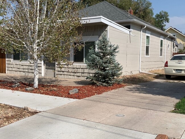 Building Photo - 1400 7th Ave Unit A