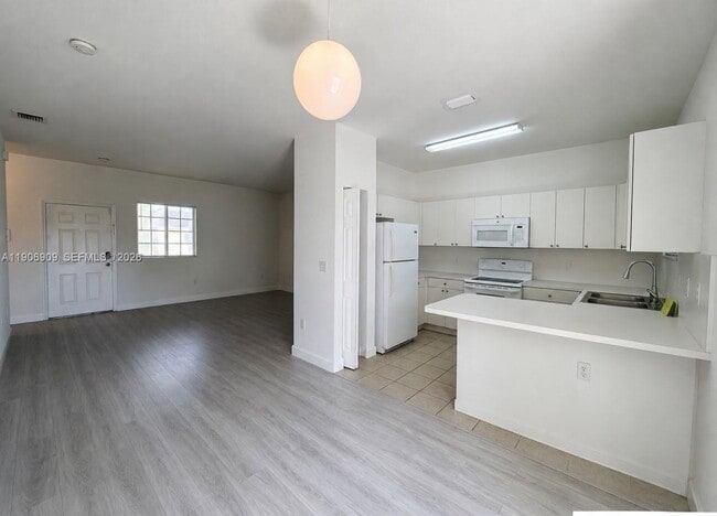 Building Photo - 2590 NE 3rd Dr Unit 203