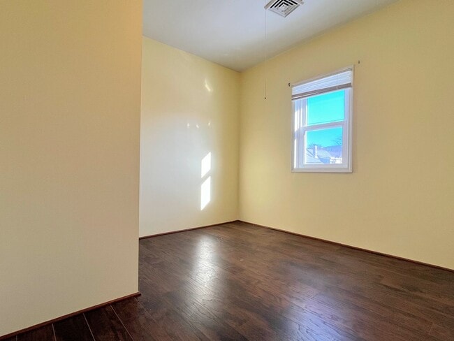 Photo - 116 Hawley St Unit Upper