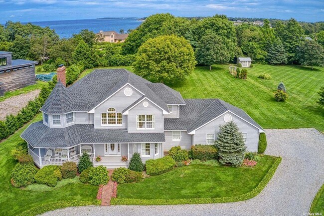 Photo - 560 Grandview Dr