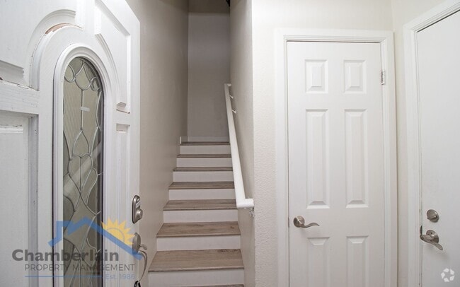 Building Photo - 2 bedroom 1/5 bath in the Village and walk... Rental