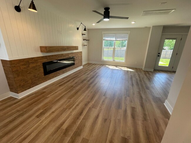 Building Photo - 3 Bed 2.5 Bath Dog Friendly Home For Rent Near Post!