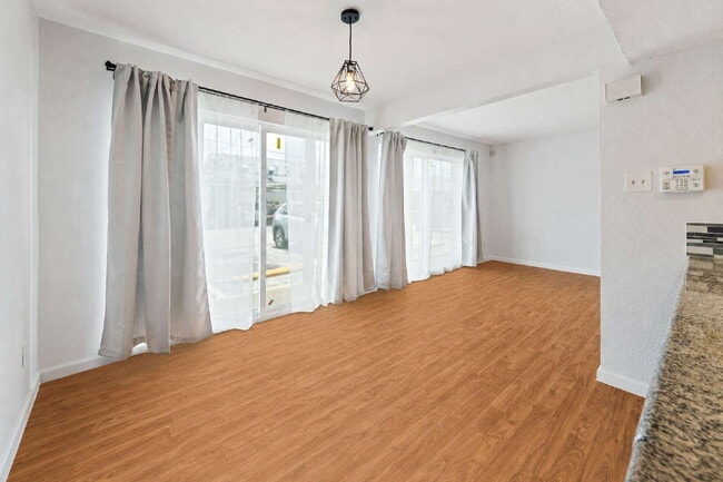 Clean & Bright Gated 1BR Near Downtown Austin