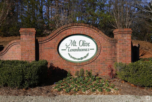 Letrero en el frente - Mt Olive Townhomes