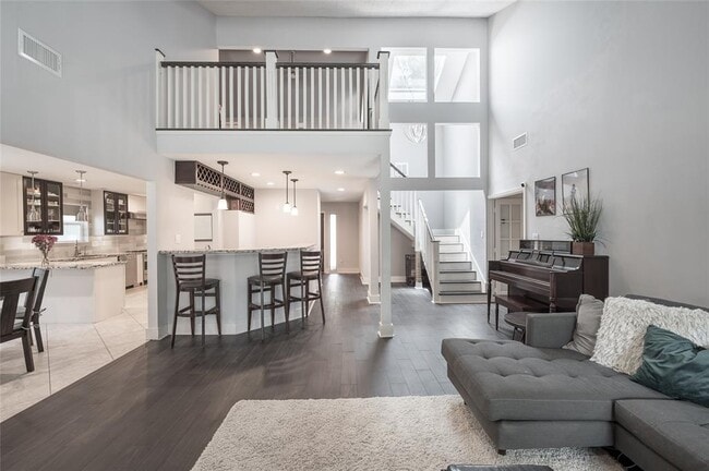 Photo - 1407 Lakecliff Dr House