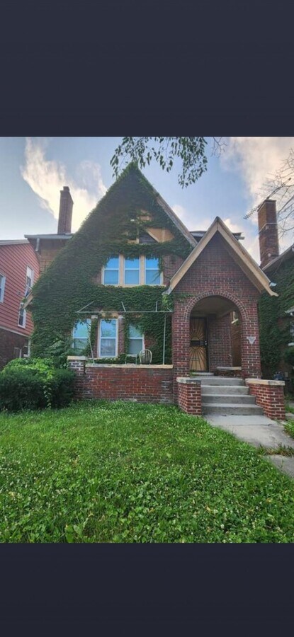 Photo - 3328 Leslie St