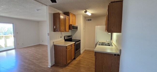 Photo - Top-floor 2-bedroom, 1-bath condo in Thornton with lots of natural light. Unidad 1-301
