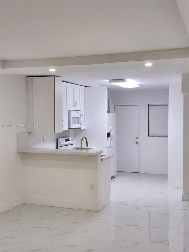 Building Photo - 2 bedroom in North Miami Beach FL 33179 Rental