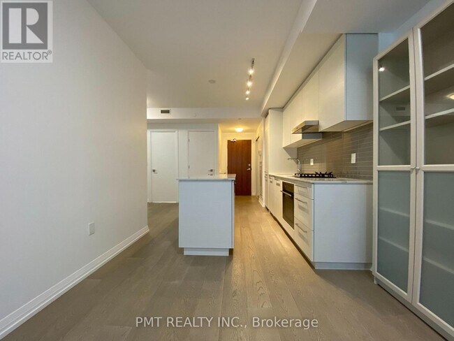 Photo - 835 St Clair Ave W Unité 503