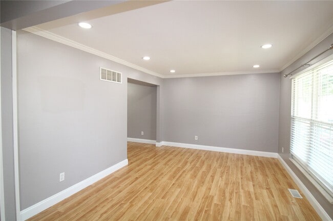 Photo - 912 Oakwood Farms Ln