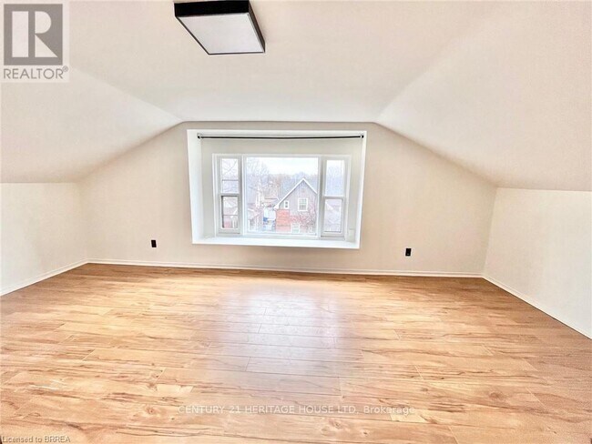 Photo - 220 Nelson St