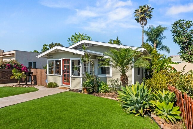 Building Photo - Spacious and conveniently located 2b/2bath single family home, available for Mid-January 2026!!!!! Unit 4586 Arizona St