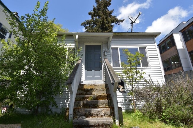 Building Photo - Updated Two-Bedroom House with Yard in Fremont!