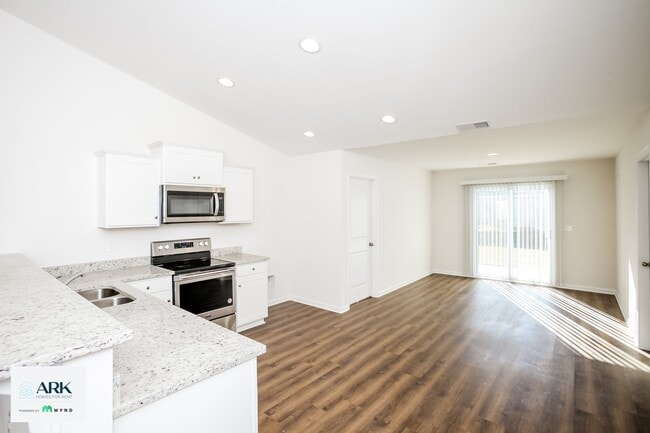 Photo - 472 Conifer St