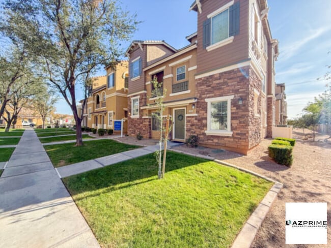 Building Photo - Stunning Gilbert 2/2 Tri-Level Townhouse - Corner Unit with Gourmet Kitchen &amp; Mountain Views!