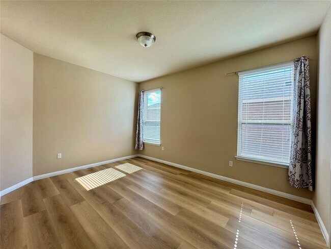 Photo - 1437 Brooks Way