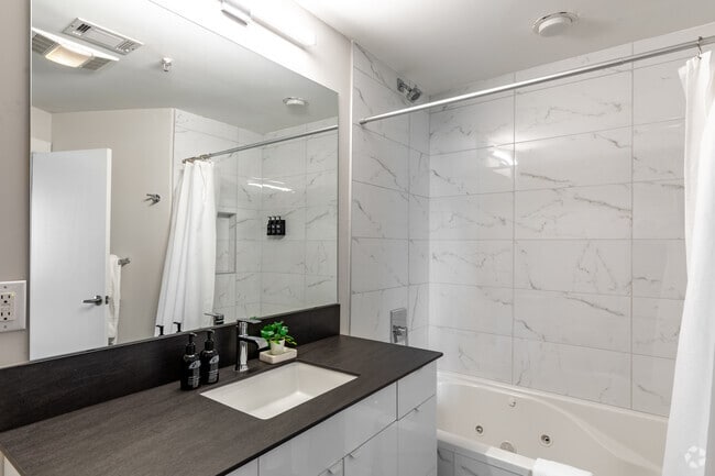 Studio, 1BA - 693SF