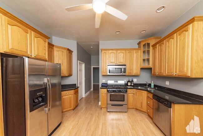 Building Photo - 3 bedroom in Chicago IL 60657 Unit 2 Rental