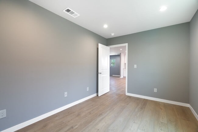 Photo - 1049 W 62nd St Unit 1049 1/2