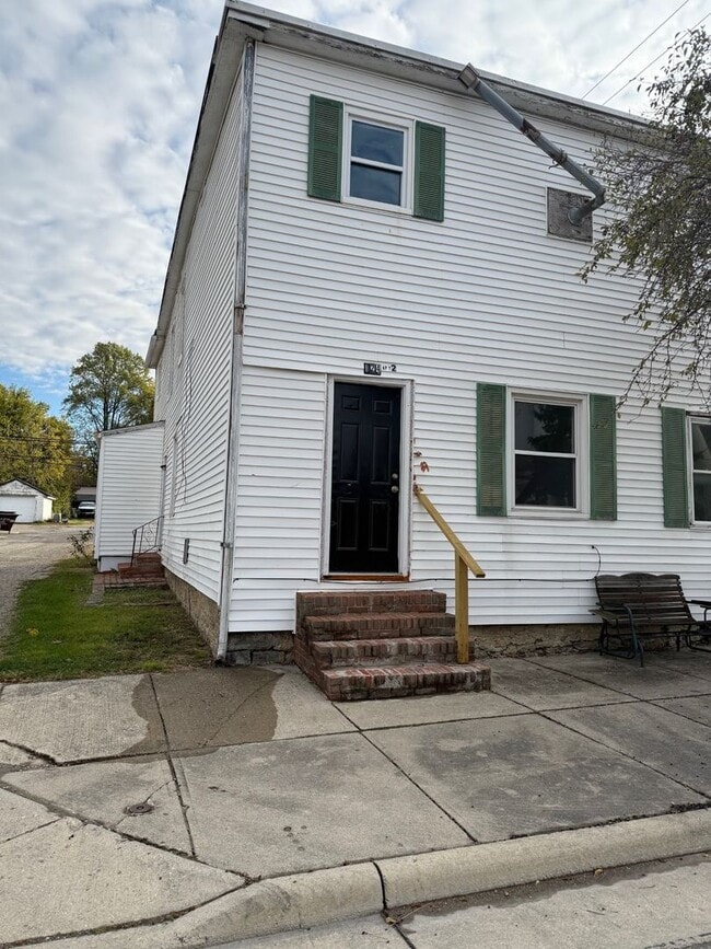 Building Photo - 124 S Chillicothe St Unit 2