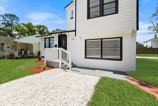 Photo - 1356 Lechlade St