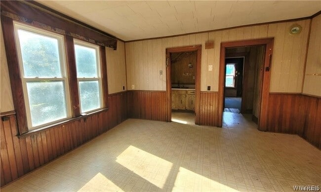 325 Box Ave